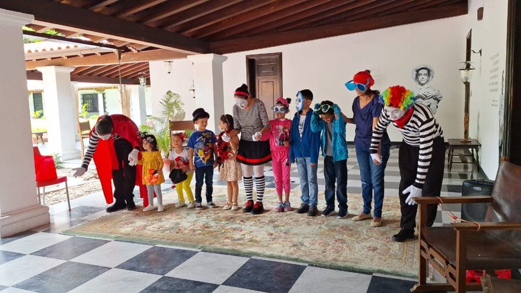 Grupo Teatro 3 cautivó al público en La Casona Cultural con la obra “Mimonadas”